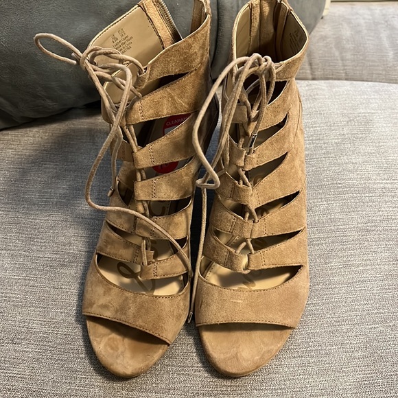 Tan suede shoes. - Picture 3 of 6